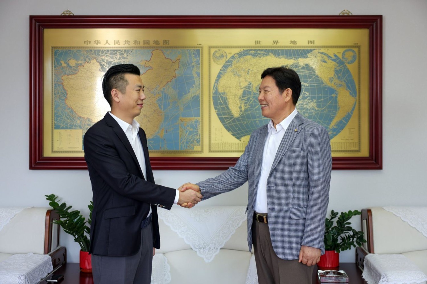 Weike Steel Chairman Ren Shujun shaking hands with General Director Jeon Gye-hong